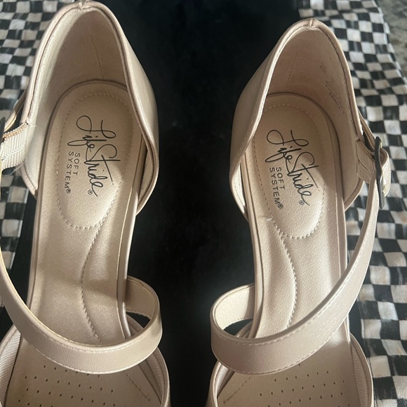 Life Stride Soft System. Size 8. In great condition!  Worn once. Heels: 2.5” - Picture 2 of 11